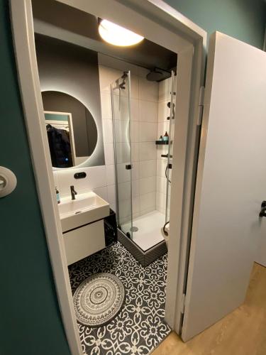 a bathroom with a toilet and a sink and a shower at Modernes Apartment no5 in bester Stadtlage in Kassel