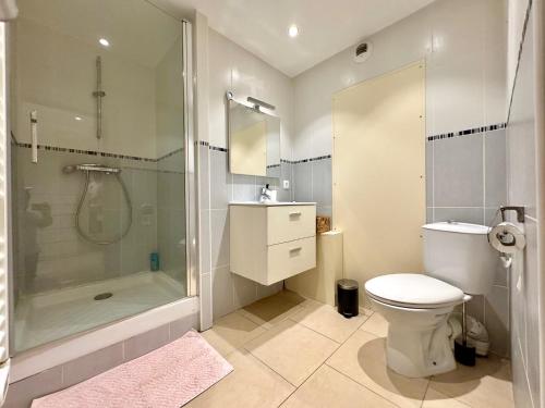 a bathroom with a shower and a toilet and a sink at Appart Cosy Hypercentre in Lille