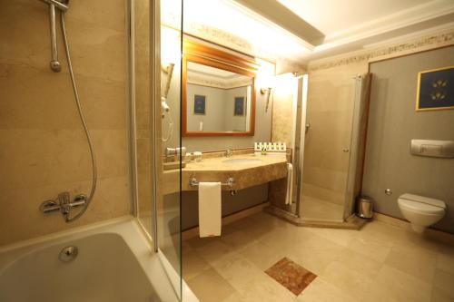 Salle de bains dans l'établissement Nirvana Dolce Vita - Ultra All Inclusive