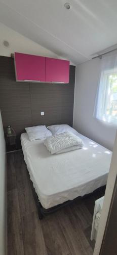 Ένα ή περισσότερα κρεβάτια σε δωμάτιο στο mobil-home 6 places