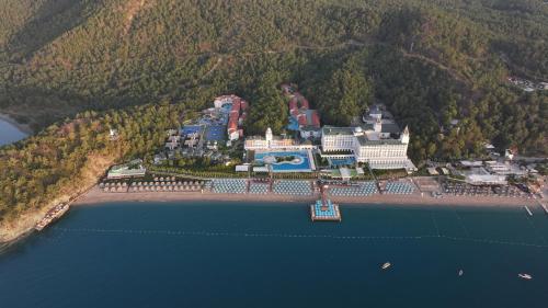 - une vue aérienne sur un complexe au bord d'un lac dans l'établissement Nirvana Dolce Vita - Ultra All Inclusive, à Tekirova