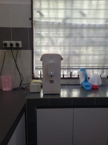 Η κουζίνα ή μικρή κουζίνα στο Homestay Sulong
