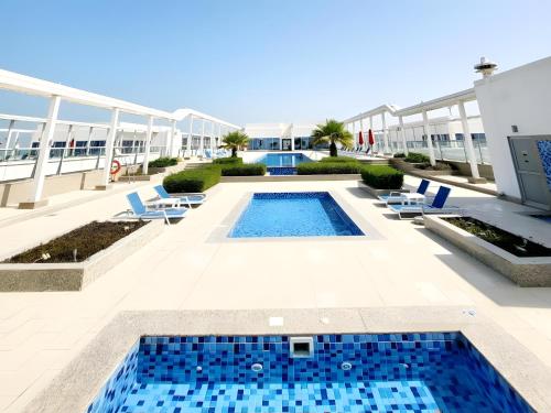Πισίνα στο ή κοντά στο Marjan Island Beautiful Apartment Sea Side View Beach Luxury Rooms Ras Al Khaimah UAE