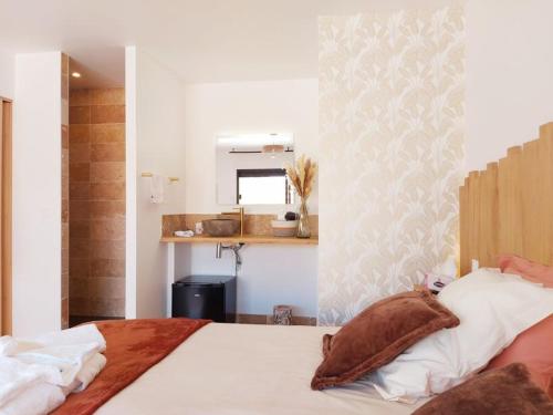 Katil atau katil-katil dalam bilik di Le Clos de la Montignoise - Chambres d'Hôtes avec SPA PRIVATIF