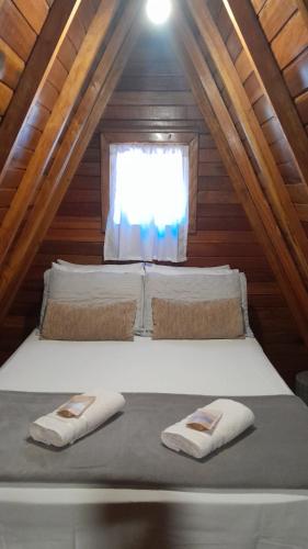 a bed in a room with a window at Chalé da Mantiqueira SFX , Pet friendly in São José dos Campos