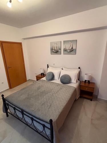 Postel nebo postele na pokoji v ubytování ELMA apartment 2 Kremasti