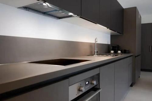 Urban Residence by Quokka 360 - Modern apartments in Luganoにあるキッチンまたは簡易キッチン