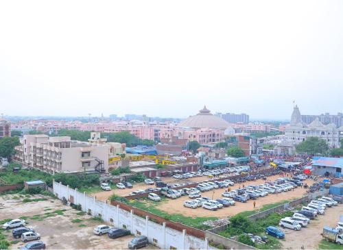 a parking lot full of cars in a city at Hotel Shri Radha Nikunj - Opposite Prem Mandir in Vrindāvan
