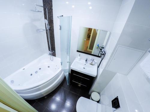 モスクワにあるInvite Hotel Maryinoの白いバスルーム(バスタブ、トイレ、シンク付)