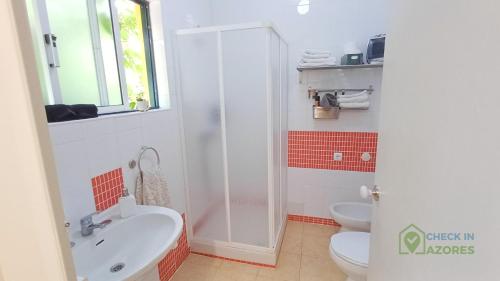 Ένα μπάνιο στο Charmosa casa de campo vista mar e jardim privado