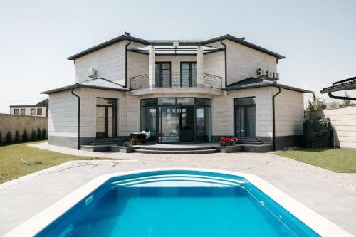 Piscina a White Villa o a prop
