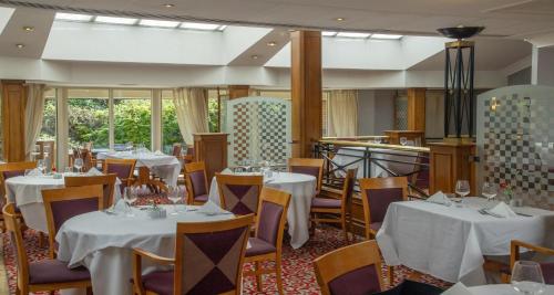 Ein Restaurant oder anderes Speiselokal in der Unterkunft Derby Mickleover Hotel, BW Signature Collection 