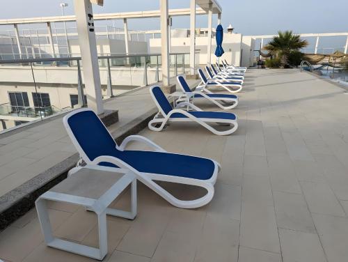 Μπαλκόνι ή βεράντα στο Marjan Island Beautiful Apartment Sea Side View Beach Luxury Rooms Ras Al Khaimah UAE