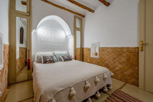 a bedroom with a bed in a room with an archway at Dar Karole-Privé-petits déjeuners inclus in Marrakech