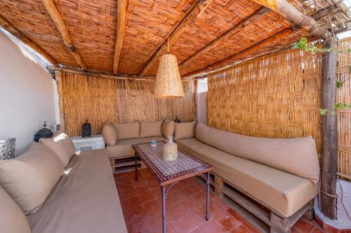 a living room with a couch and a table at Dar Karole-Privé-petits déjeuners inclus in Marrakech
