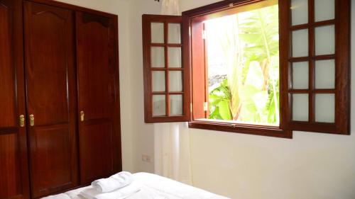 een slaapkamer met een bed en een raam bij Apartamento Heliconia 1 in Valle Gran Rey