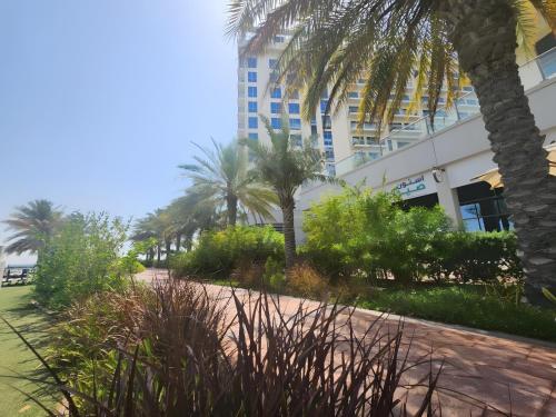 Κήπος έξω από το Marjan Island Beautiful Apartment Sea Side View Beach Luxury Rooms Ras Al Khaimah UAE