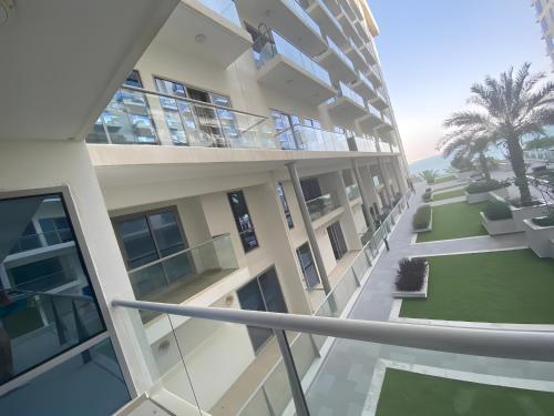 Μπαλκόνι ή βεράντα στο Marjan Island Beautiful Apartment Sea Side View Beach Luxury Rooms Ras Al Khaimah UAE