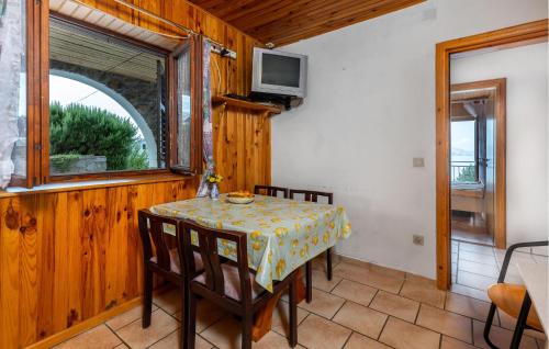 a dining room with a table and chairs and a tv at Gorgeous Apartment In Sveti Juraj With Wifi in Sveti Juraj