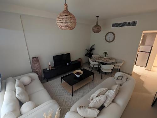 Χώρος καθιστικού στο Marjan Island Beautiful Apartment Sea Side View Beach Luxury Rooms Ras Al Khaimah UAE