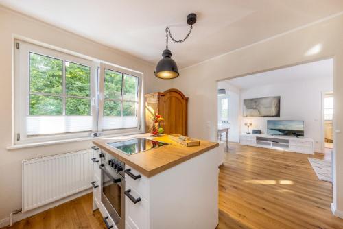 Η κουζίνα ή μικρή κουζίνα στο Villa Vilmblick Ferienwohnung Hafenglück