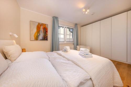 Ένα ή περισσότερα κρεβάτια σε δωμάτιο στο Villa Vilmblick Ferienwohnung Hafenglück