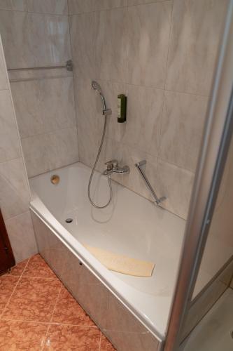 Bilik mandi di Wellnesshotel Mein Almhof Superior