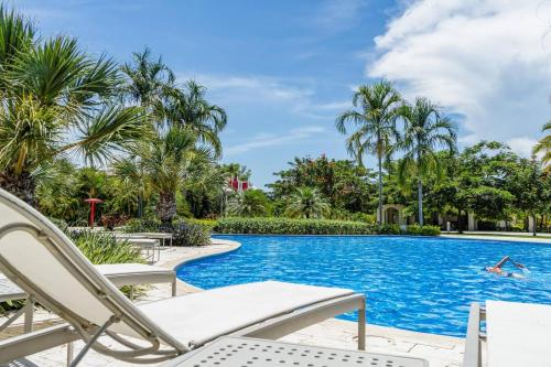 Stylish & Quiet Breathtaking Laguna Views Poolの敷地内または近くにあるプール