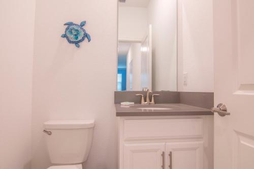 Un baño de 475 Strand Dr