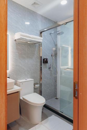 Un baño con inodoro y ducha de cristal. en Aire Dharavandhoo, en Dharavandhoo