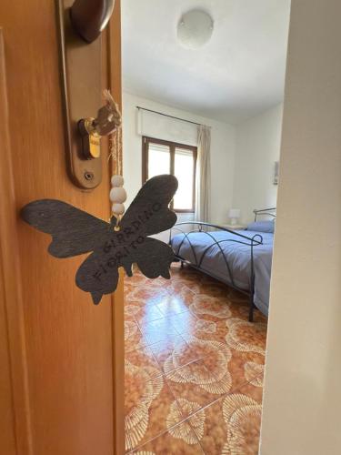 a room with a door with a butterfly decoration on it at Il giardino del Sole in Florinas