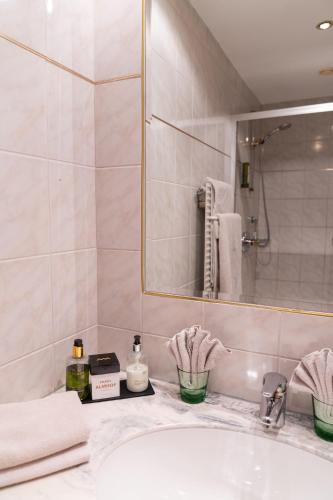 Bilik mandi di Wellnesshotel Mein Almhof Superior