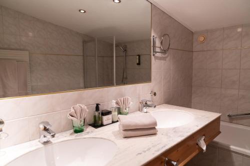 Bilik mandi di Wellnesshotel Mein Almhof Superior
