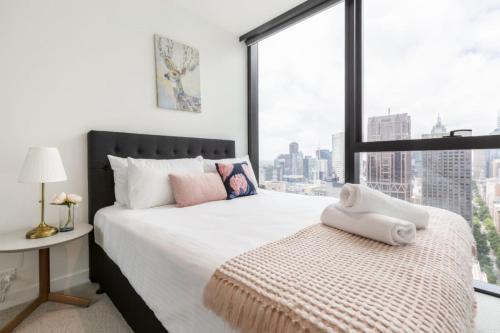 Un pat sau paturi într-o cameră la SPARKLING NEW 2 BEDROOMS 2 BATHROOMS - COLLINS HOUSE
