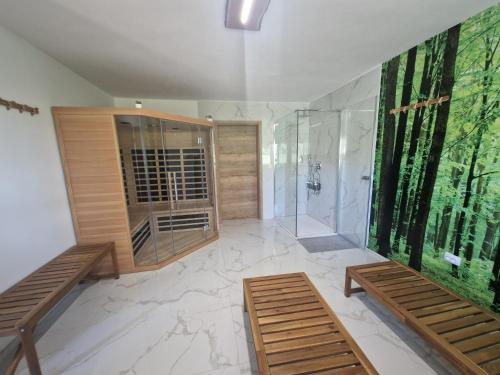 Ένα μπάνιο στο Linden Retreat Apartments with Sauna