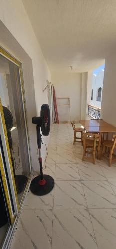 a hair dryer on the floor of a living room at شاليه قرية سانتوريني الساحل الشمالي in Sidi Krir 