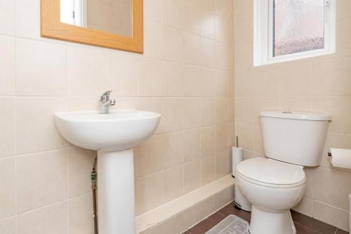 a bathroom with a toilet and a sink at Open Mind Property - Cozy Studio Flat in Bournemouth