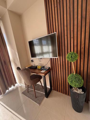 Una televisión o centro de entretenimiento en 4 Rooms Apartments