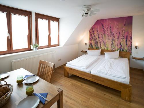 1 dormitorio con 1 cama y mesa de comedor en living TIMELESS - Ruster Drachennest - Europa Park, en Rust
