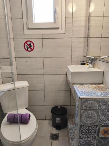 Ένα μπάνιο στο Central Studio Flat