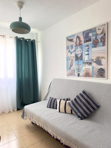 una camera da letto con un letto con due cuscini sopra di Bella Vita a Costa de Antigua
