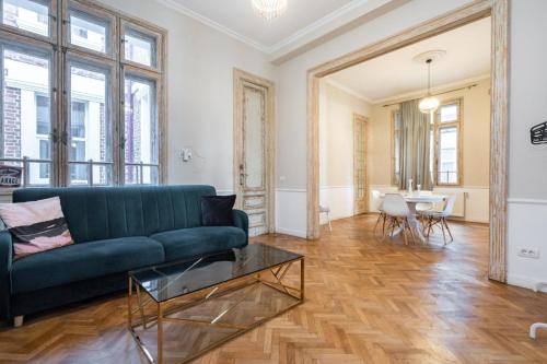 a living room with a green couch and a table at Lascăr Catargiu Villa in Bucharest