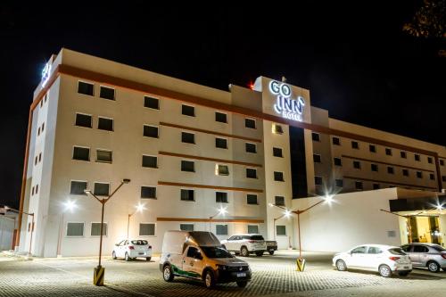 a hotel with cars parked outside of it at night at Go Inn Catalão in Catalão