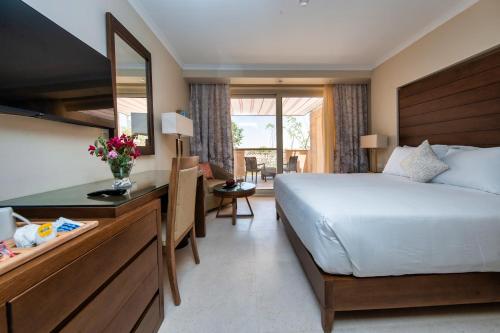 Retac Abu Simbel Nefertari Hotelにあるベッド