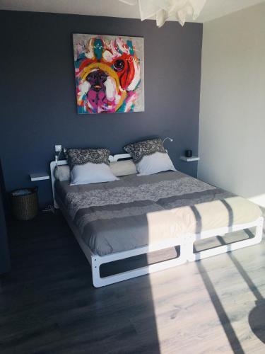 un lit dans une chambre avec un tableau sur le mur dans l'établissement Villa Moderne, à Castelnau-de-Guers