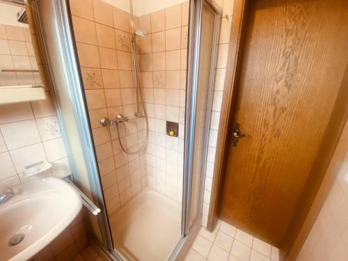 a bathroom with a shower and a toilet and a sink at Helles Apartment Bergblick Nähe Messe Frankfurt in Bad Soden am Taunus