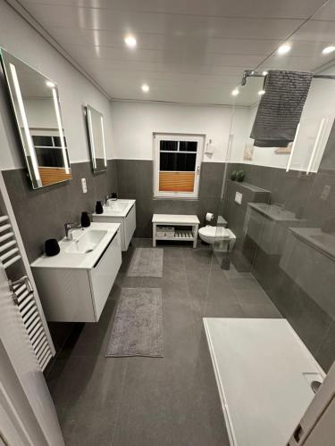 Un baño con dos lavabos y una ducha. en Haus Inseltraum, en Fehmarn