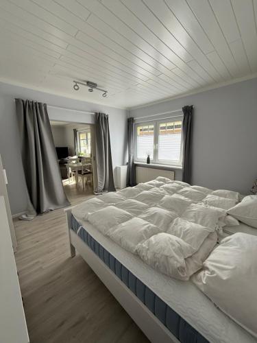 Un dormitorio con una cama grande en una habitación. en Haus Inseltraum, en Fehmarn