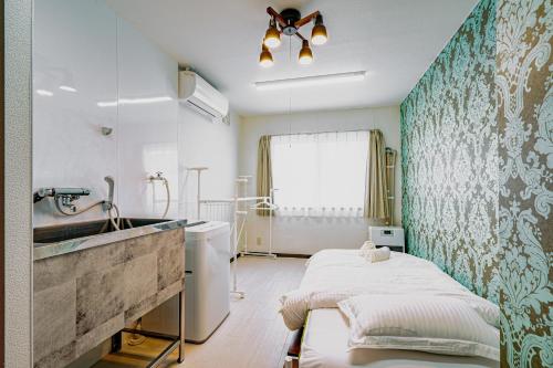 a hospital room with a bed and a sink at 南9西20戸建 in Sapporo