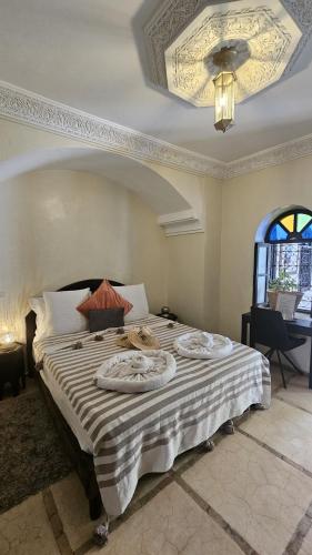 Llit o llits en una habitació de Riad Alboraq